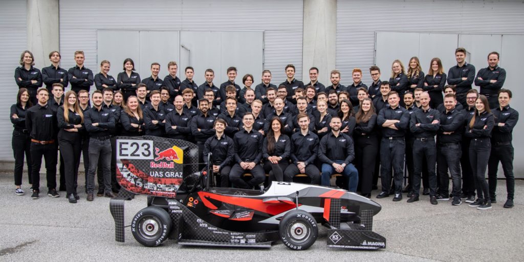 Das Team von Joanneum Racing Graz hinter dem JR23