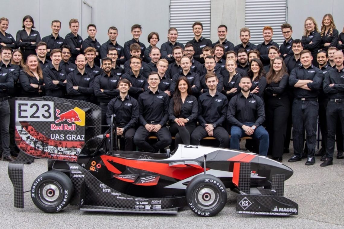 Das Team von Joanneum Racing Graz hinter dem JR23
