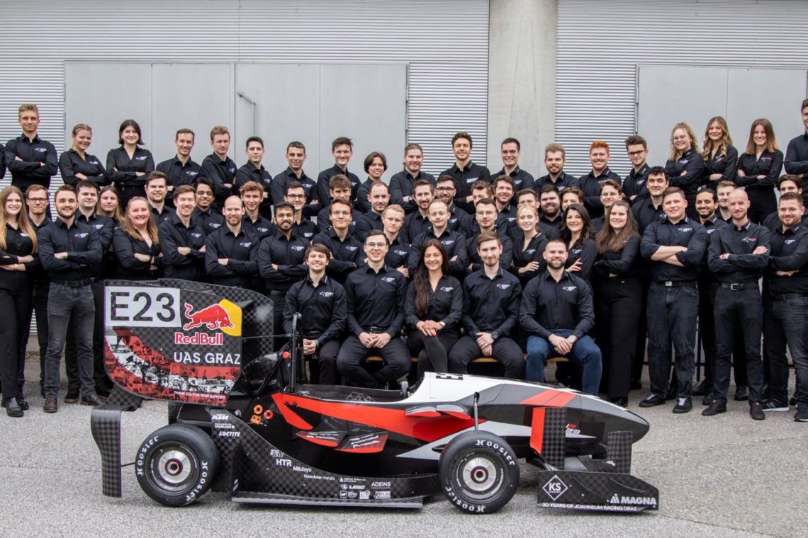 Das Team von Joanneum Racing Graz hinter dem JR23
