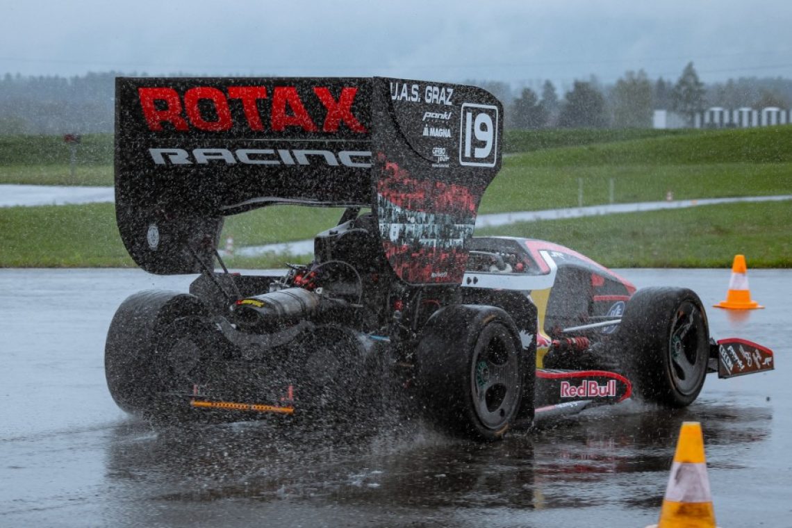 boxenstopp-bei-joanneum-racing-graz-3-0-28-so-wird-man-formula-student-pilotin-scaled-e1653997675586-1200x600